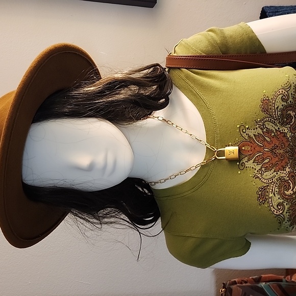 Louis Vuitton lock π and key π set on a gold tone hardware chain - Picture 10 of 12